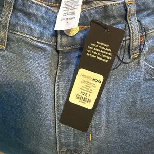 Fashion Nova women’s Blue Jeans size 7x31